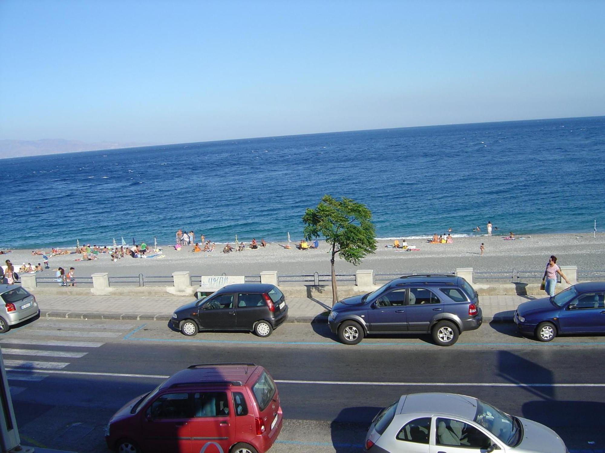 Mirone Apartment Fronte Mare Beachfront House Roccalumera Exterior foto